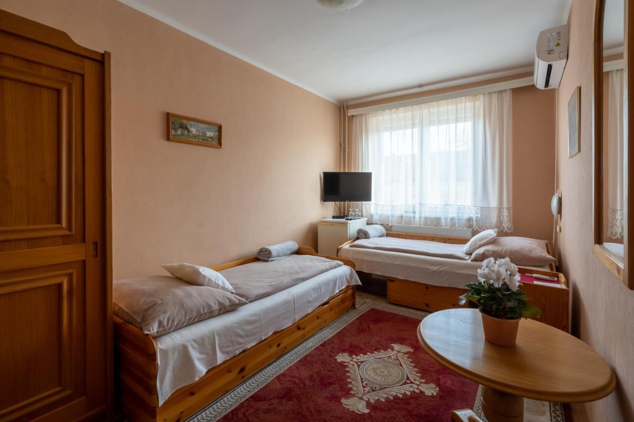 Oazis Panzio Hotel คิชคุนฟีเลกฮาซา ภายนอก รูปภาพ